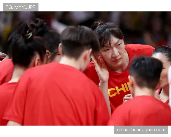 特写:一次成功的24秒违例防守后,主场观众起立鼓掌致敬